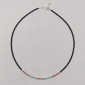 Collar de plata recubierto de piedras preciosas