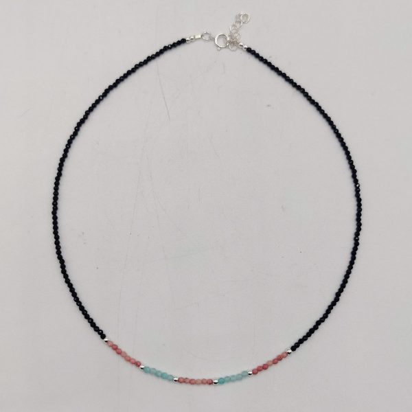 Collar de plata recubierto de piedras preciosas