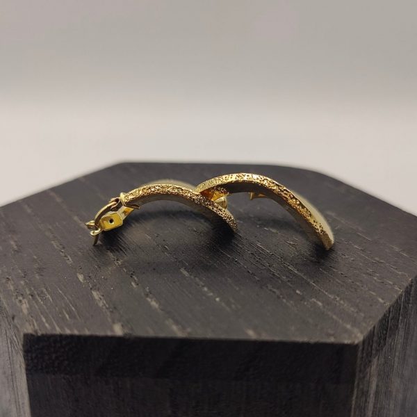 Pendiente de Aro con Efecto Doblado y Acabado Adiamantado – 2,5 cm 18 k