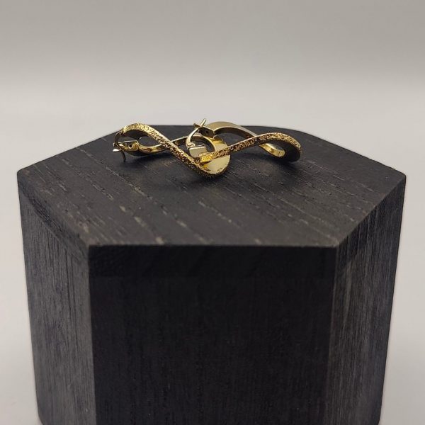 Pendiente de Aro con Efecto Doblado y Acabado Adiamantado – 2,5 cm 18 k