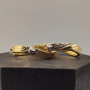 Pendiente Aro Ovalado Efecto Girado Estilo Versace con Cara de Medusa – 18K