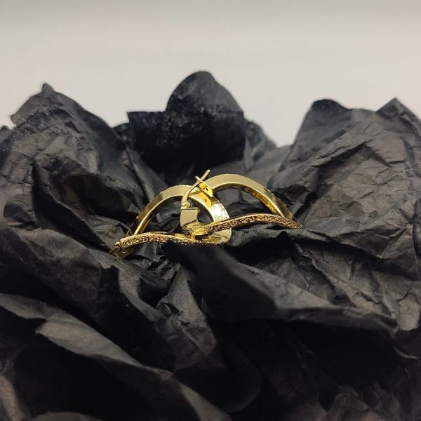 Pendiente de Aro con Efecto Doblado y Acabado Adiamantado – 2,5 cm 18 k