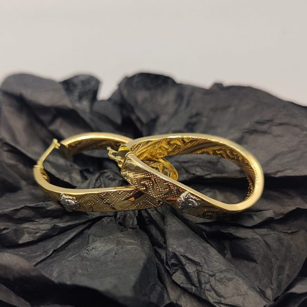 Pendiente Aro Ovalado Efecto Girado Estilo Versace con Cara de Medusa – 18K - Imagen 5