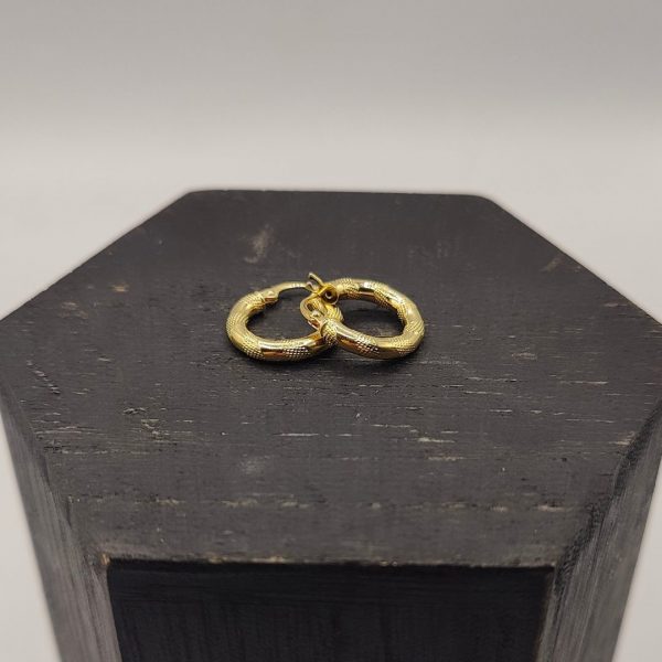 Pendiente de Aro con Detalle Espiral – 18K
