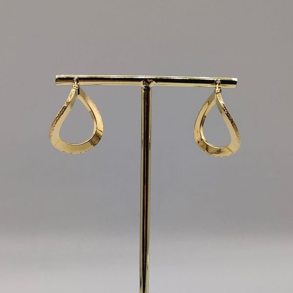 Pendiente de Aro con Efecto Doblado y Acabado Adiamantado – 2,5 cm 18 k