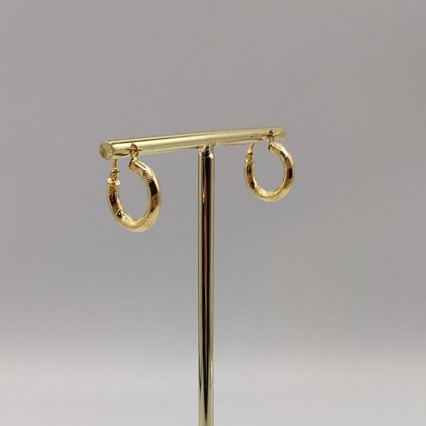 Pendiente de Aro con Detalle Espiral – 18K