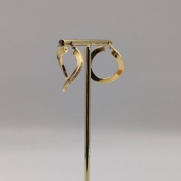 Pendiente de Aro con Efecto Doblado y Acabado Adiamantado – 2,5 cm 18 k