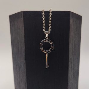 Colgante Llave con Grabado "Love" y 4 Circonitas – Plata