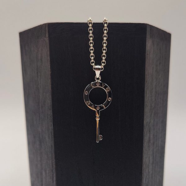 Colgante Llave con Grabado "Love" y 4 Circonitas – Plata