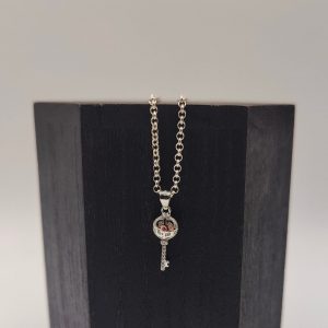 Colgante Llave con Circonitas Blancas y una Roja en el Centro – Plata