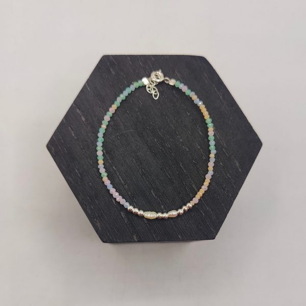 Pulsera de Plata con Piedrecitas de Colores Pastel y Perlas Naturales