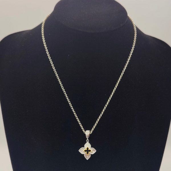 Colgante flor con grabados y un toque de plata dorada