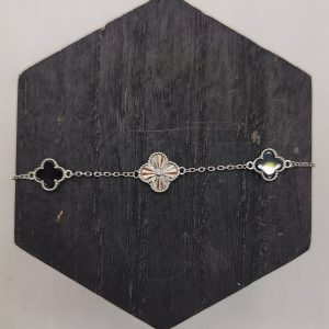 Pulsera de Plata con Tres Flores Estilo Van Cleef, Dos con Onix y una de Plata Texturizada