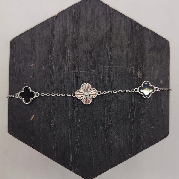 Pulsera de Plata con Tres Flores Estilo Van Cleef, Dos con Onix y una de Plata Texturizada