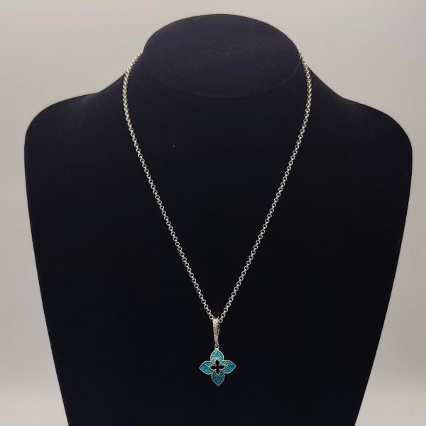 Colgante Flor con Grabados y Detalles en Rosa y Azul – Plata