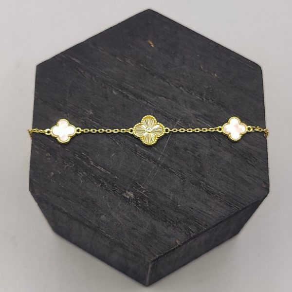 Pulsera de Plata Dorada con Tres Flores Estilo Van Cleef, Dos con Malaquita y una de Plata Texturizada
