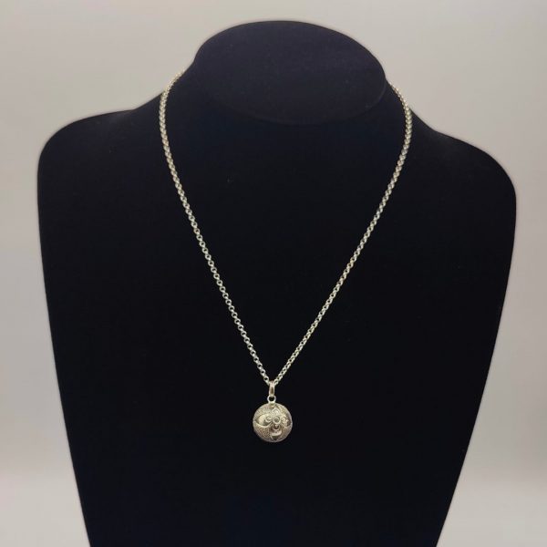 Colgante Llamador de Ángel con Bordado Floral y Puntos de Plata