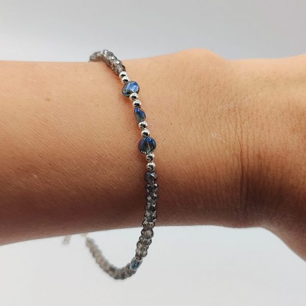 Pulsera de Plata con Bolitas Grises y Azul Noche Destacando