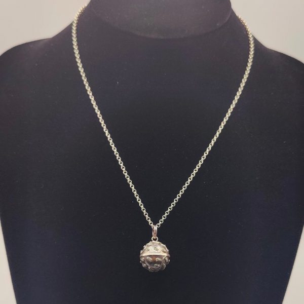 Colgante Llamador de Ángel de Plata Antigua con Bordado de Planta