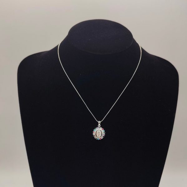 Colgante Placa Virgen con Piedras Preciosas Alrededor – Plata