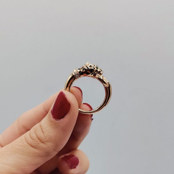 Anillo leopardo estilo cartier con collar alrededor de la cabeza con diamante y ojos de esmeralda