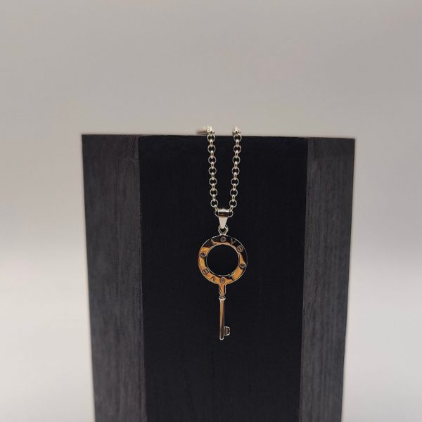 Colgante Llave con Grabado "Love" y 4 Circonitas – Plata