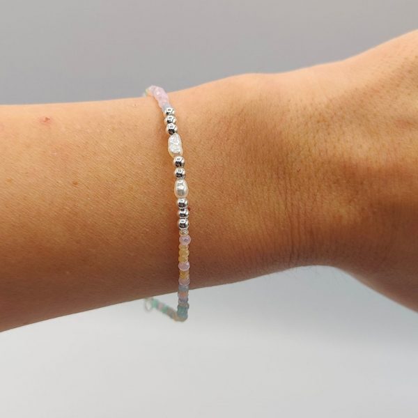 Pulsera de Plata con Piedrecitas de Colores Pastel y Perlas Naturales
