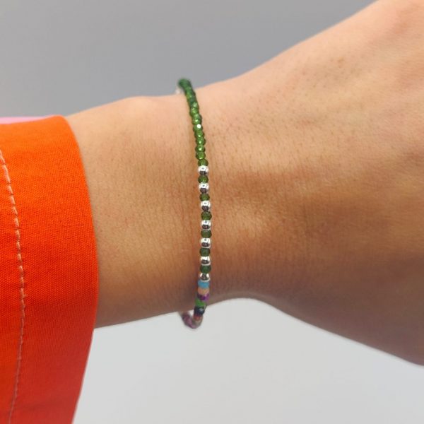 Pulsera de Plata con Piedrecitas Verdes y Centro Multicolor