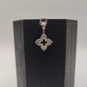 Colgante flor con grabados y un toque de plata dorada