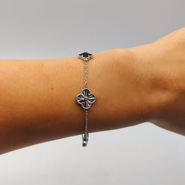 Pulsera de Plata con Tres Flores Estilo Van Cleef, Dos con Onix y una de Plata Texturizada