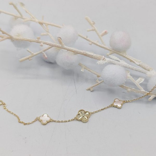 Pulsera de Plata Dorada con Tres Flores Estilo Van Cleef, Dos con Malaquita y una de Plata Texturizada