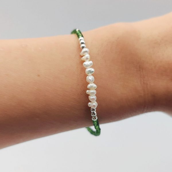 Pulsera de Plata con Piedras Verdes y Perlas en el Centro
