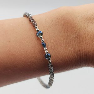 Pulsera de Plata con Bolitas Grises y Azul Noche Destacando
