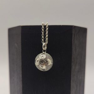 Colgante Llamador de Ángel con Bordado Floral y Puntos de Plata