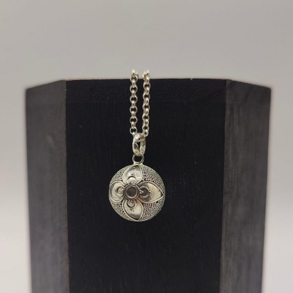 Colgante Llamador de Ángel con Bordado Floral y Puntos de Plata