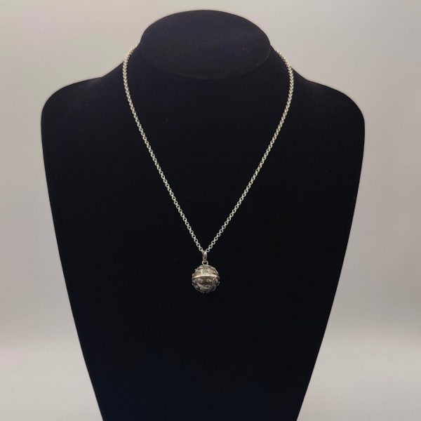 Colgante Llamador de Ángel de Plata Antigua con Bordado de Planta