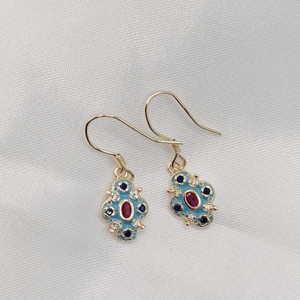 Pendiente colgante de flor en esmalte azul cielo con circonitas