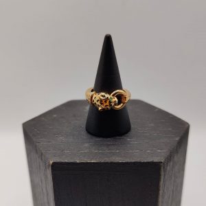 Anillo leopardo estilo cartier con collar alrededor de la cabeza con diamante y ojos de esmeralda
