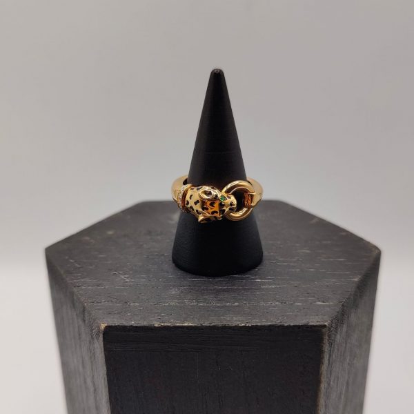 Anillo leopardo estilo cartier con collar alrededor de la cabeza con diamante y ojos de esmeralda