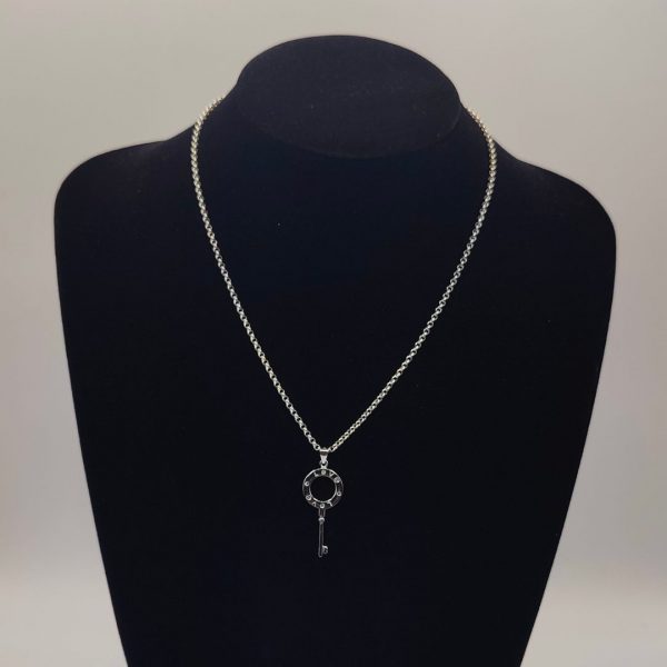 Colgante Llave con Grabado "Love" y 4 Circonitas – Plata