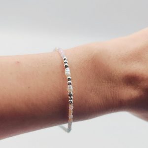 Pulsera de Plata con Piedrecitas de Colores Pastel y Perlas Naturales