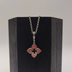 Colgante Flor con Grabados y Detalles en Rosa y Azul – Plata
