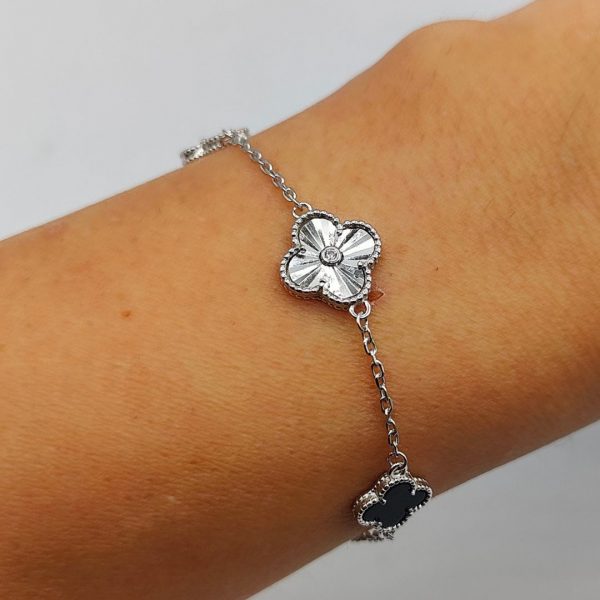 Pulsera de Plata con Tres Flores Estilo Van Cleef, Dos con Onix y una de Plata Texturizada
