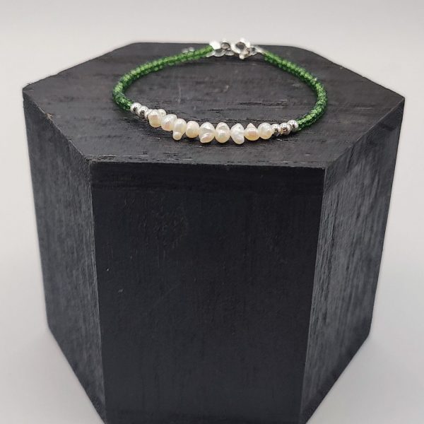Pulsera de Plata con Piedras Verdes y Perlas en el Centro
