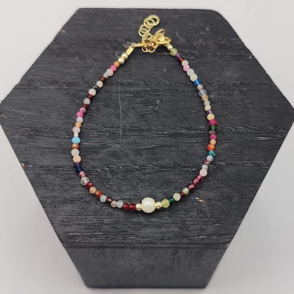 Pulsera de Plata Dorada con Piedras de Colores y una Perla