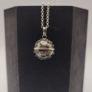 Colgante Llamador de Ángel de Plata Antigua con Bordado de Planta