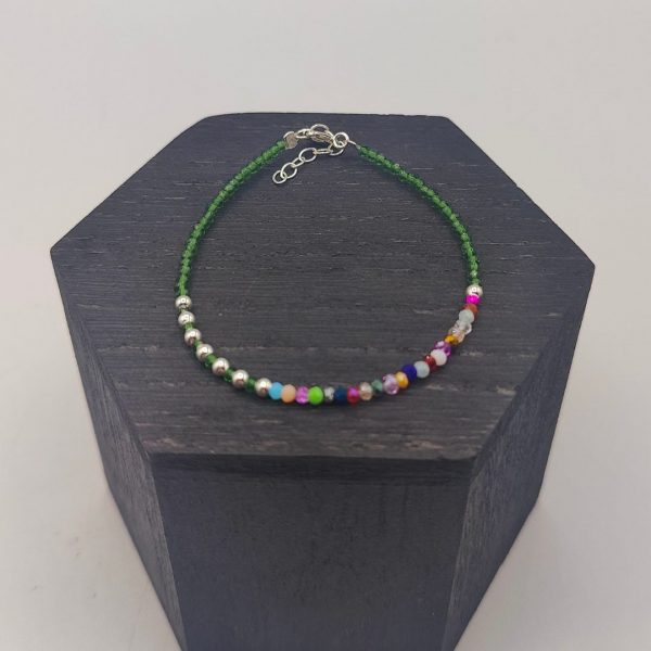 Pulsera de Plata con Piedrecitas Verdes y Centro Multicolor