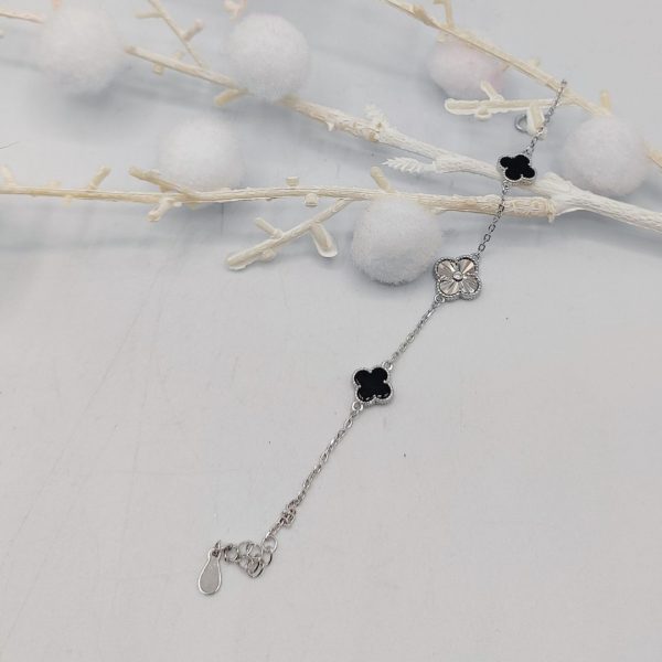 Pulsera de Plata con Tres Flores Estilo Van Cleef, Dos con Onix y una de Plata Texturizada