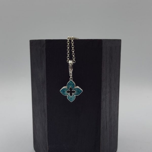 Colgante Flor con Grabados y Detalles en Rosa y Azul – Plata