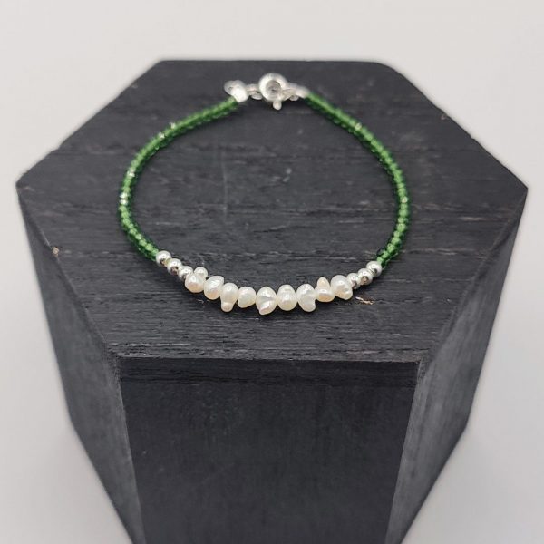 Pulsera de Plata con Piedras Verdes y Perlas en el Centro